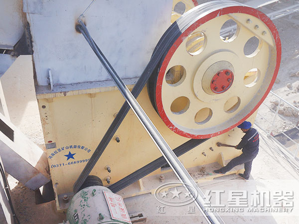 顎式破碎機現(xiàn)場作業(yè)